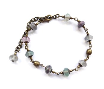 Armband med pärlor av fluorite