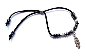 Armband med fjäder