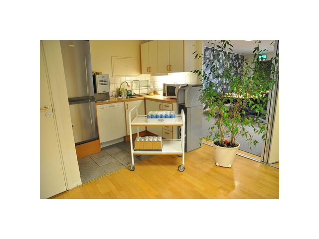 Rullbord 2 hyllplan handtag vit - 2