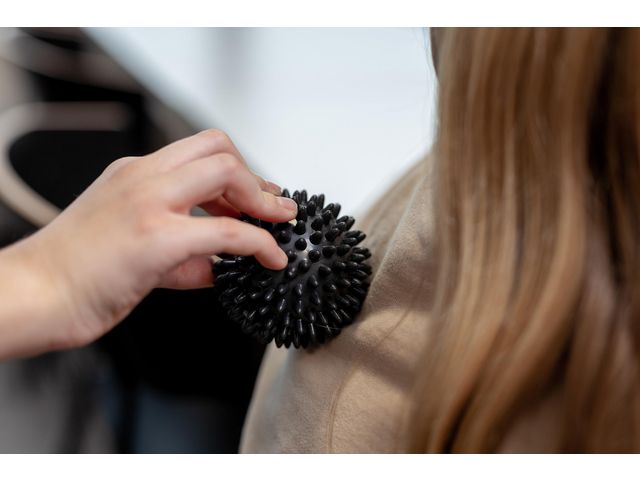 Massageboll m piggar 7,5 cm svart - 4