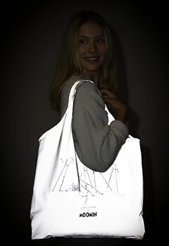 Lasessor X Mumin : Mumin Shoppingbag Mumin på styltor i reflekterande tyg - vik-ihop-väska 