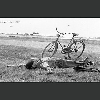 S/V : Taking a leisurely nap 1920s - Kort med kuvert