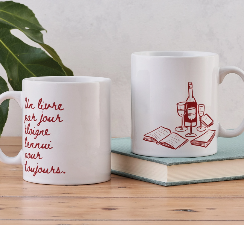 Livres et Vin : "Un livre par jour éloigne l'ennui pour toujours." -  Mugg 30 cl med oliksidigt tryck