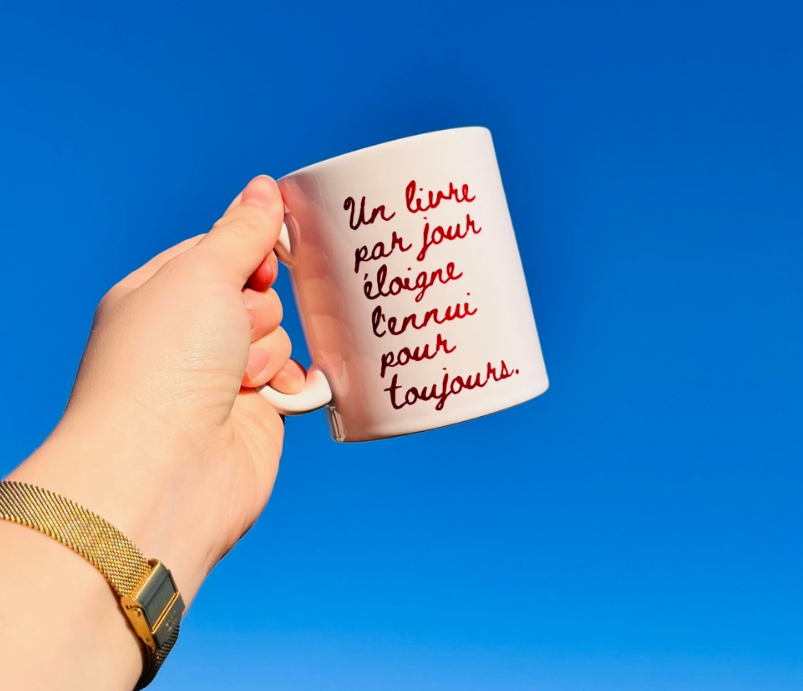 Livres et Vin : "Un livre par jour éloigne l'ennui pour toujours." -  Mugg 30 cl med oliksidigt tryck - 3