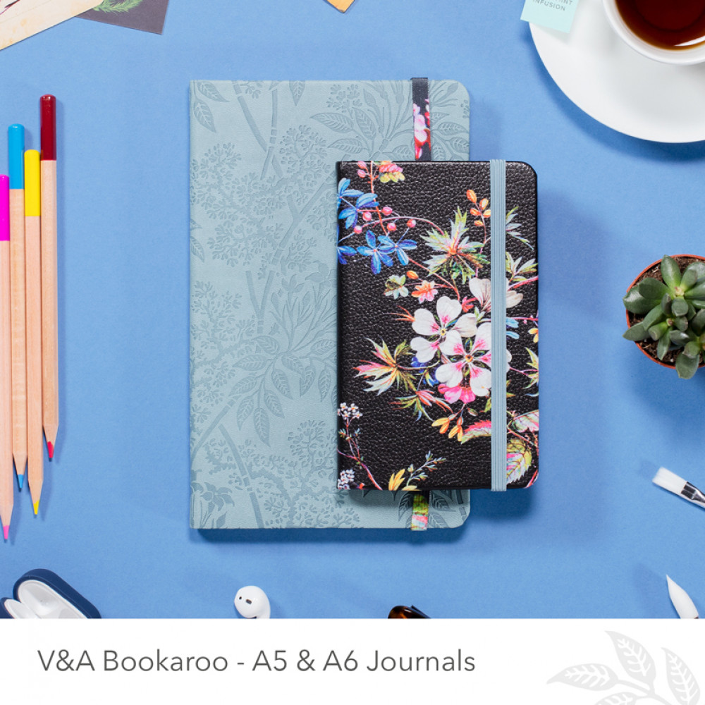V&A Bookaroo : Kilburn - Skrivbok linjerad med resårband A6 - 2