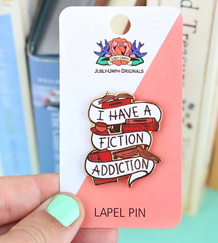 I Have a Fiction Addiction : Enamel Pin - Dekorativt märke i emalj för väskan, jackan, kepsen eller finklänningen!