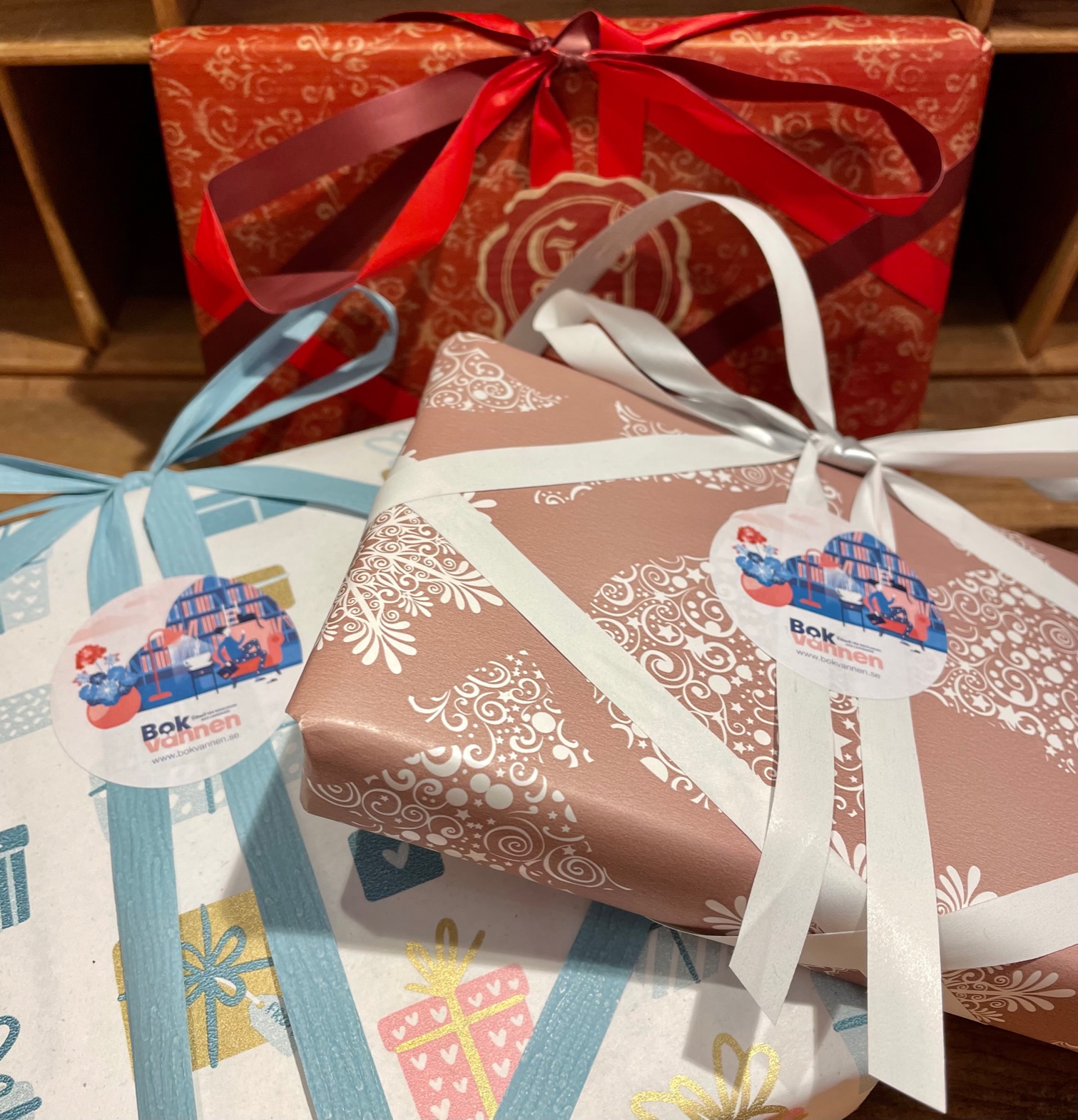  Presentinslagning : Bokvännen slår in paketet i presentpapper eller julpapper - Gäller ej Book Seat