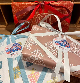  Presentinslagning : Bokvännen slår in paketet i presentpapper eller julpapper - Gäller ej Book Seat