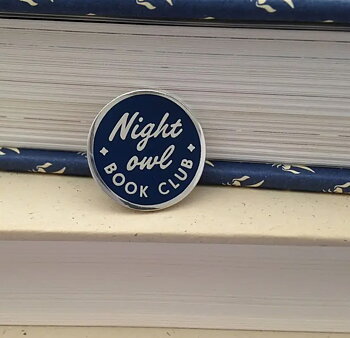 Rather Keen : Night Owl Book Club : Enamel Pin - Pin i marinblå emalj med silverfärgad text