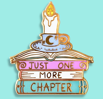 Just One More Chapter : Enamel Pin - Dekorativt märke i emalj för väskan, jackan, kepsen eller finklänningen!