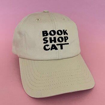 Rather Keen : Book Shop Cat : Keps i khaki med svart brodyr