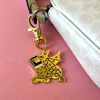 Rather Keen : Book Dragon Keychain : Nyckelring/Väskprydnad med drake och bok