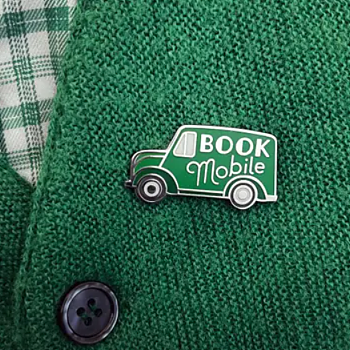 Rather Keen : Bookmobile Enamel Pin - Pin i grön emalj med silverfärgad text