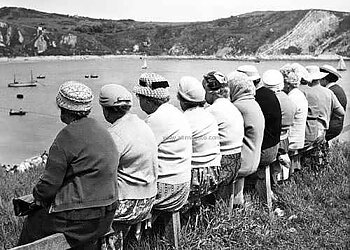S/V : The Knitting Circle's Outing to Lulworth Cove, Dorset 1950s - Kort med kuvert