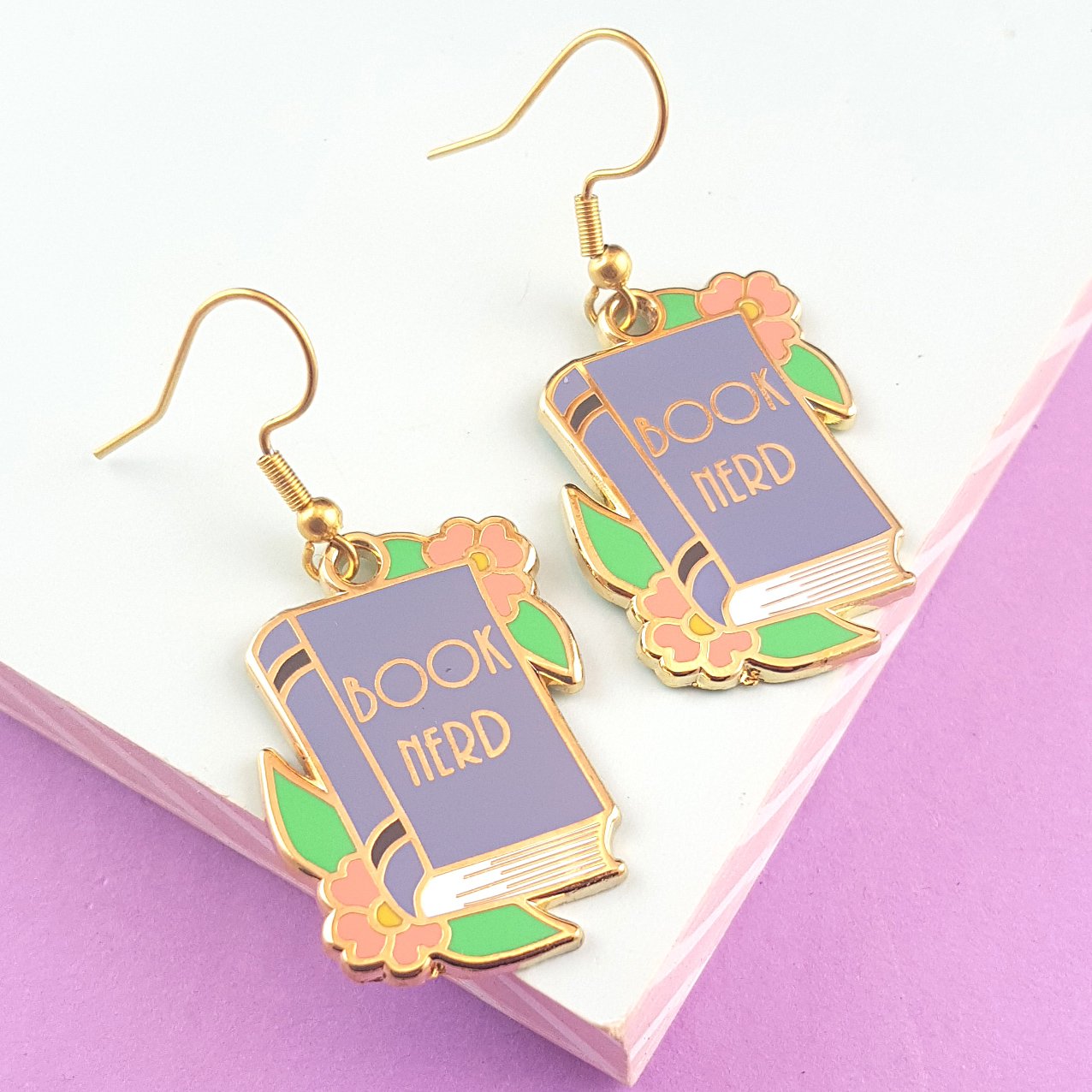 Book Nerd : Enamel earrings - örhängen i emalj med krokar i rostfritt stål
