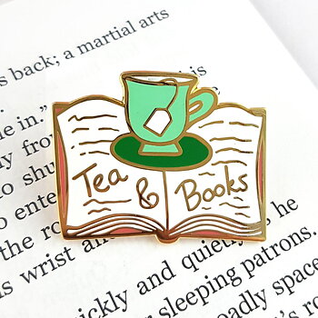 Tea and books : Enamel Pin