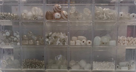 Glaspärlor i Box Vit 6050 000