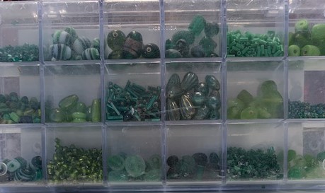 Glaspärlor i Box Grön 6050 440