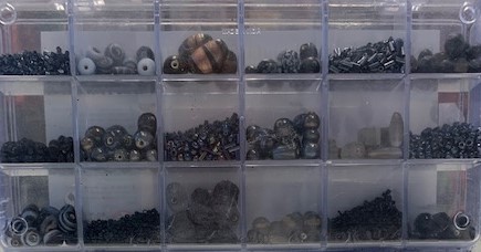 Glaspärlor i Box Svart 6050 610