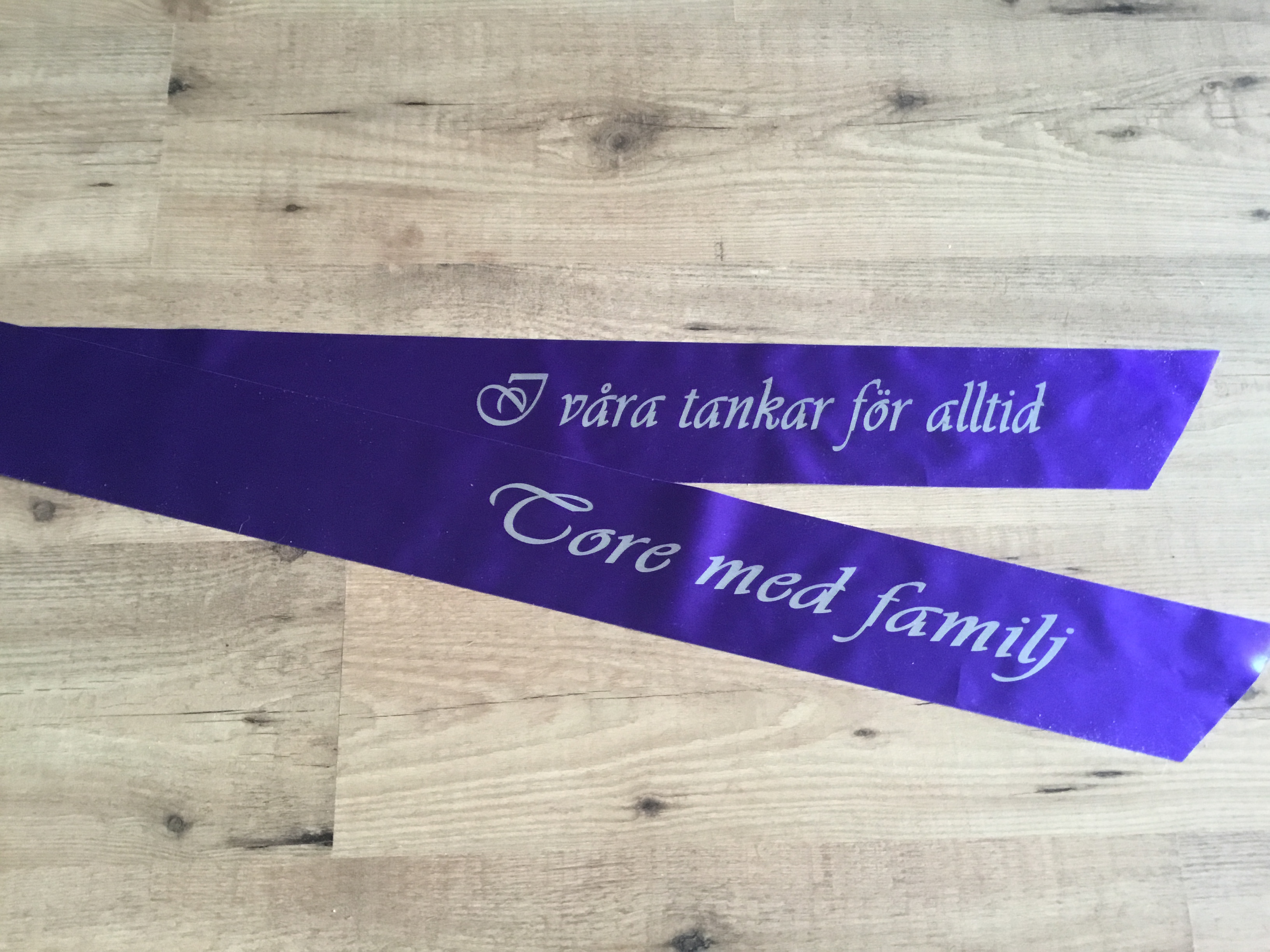 Begravningsband lila med  silver text- nr 804