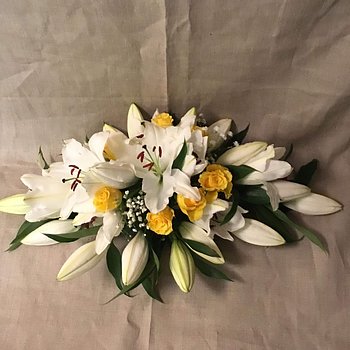 Begravningsblomma liggande dekoration liljor med gula rosor - nr 410