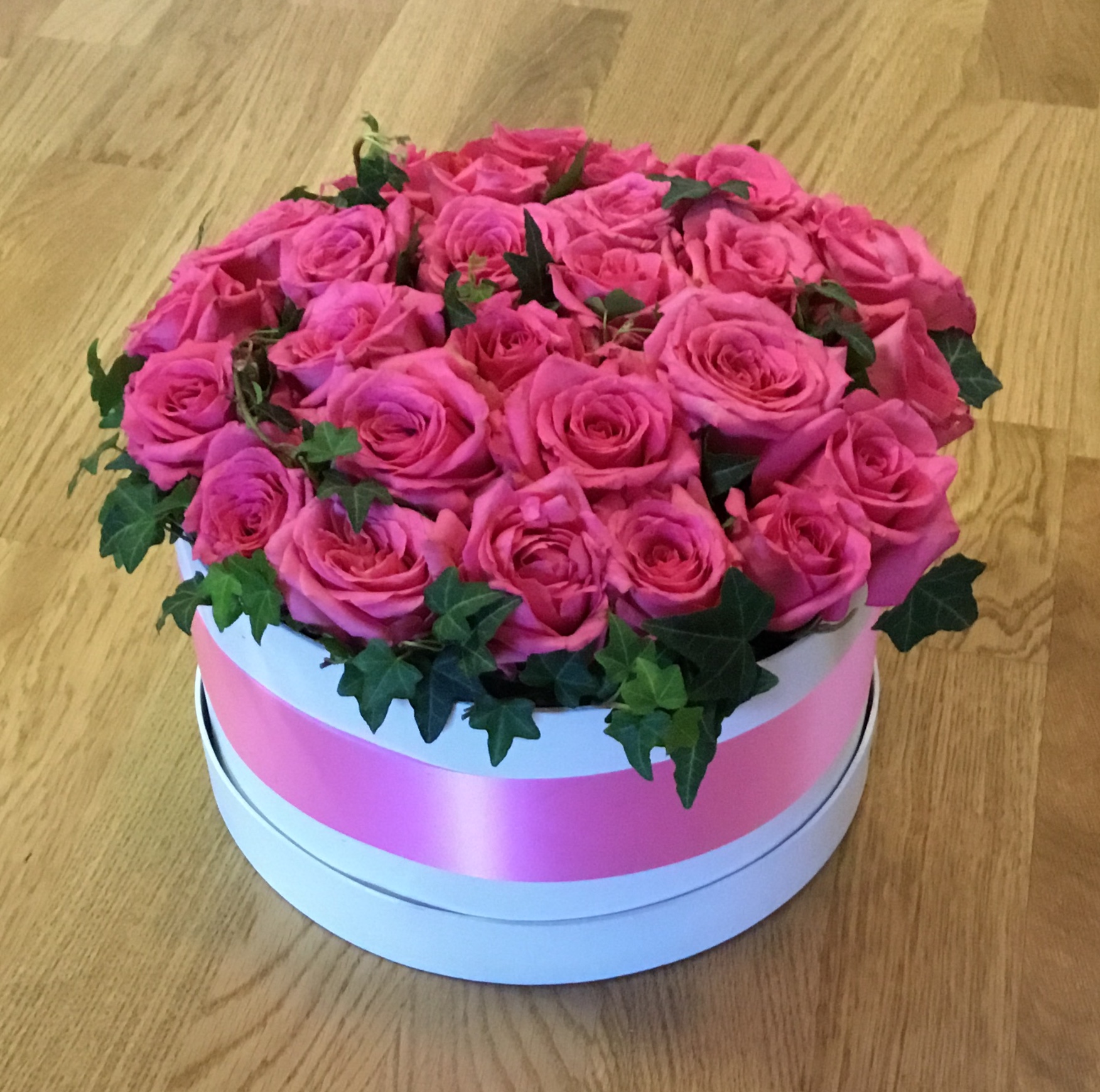 Blomsterdekoration vit box med rosa band - nr 315