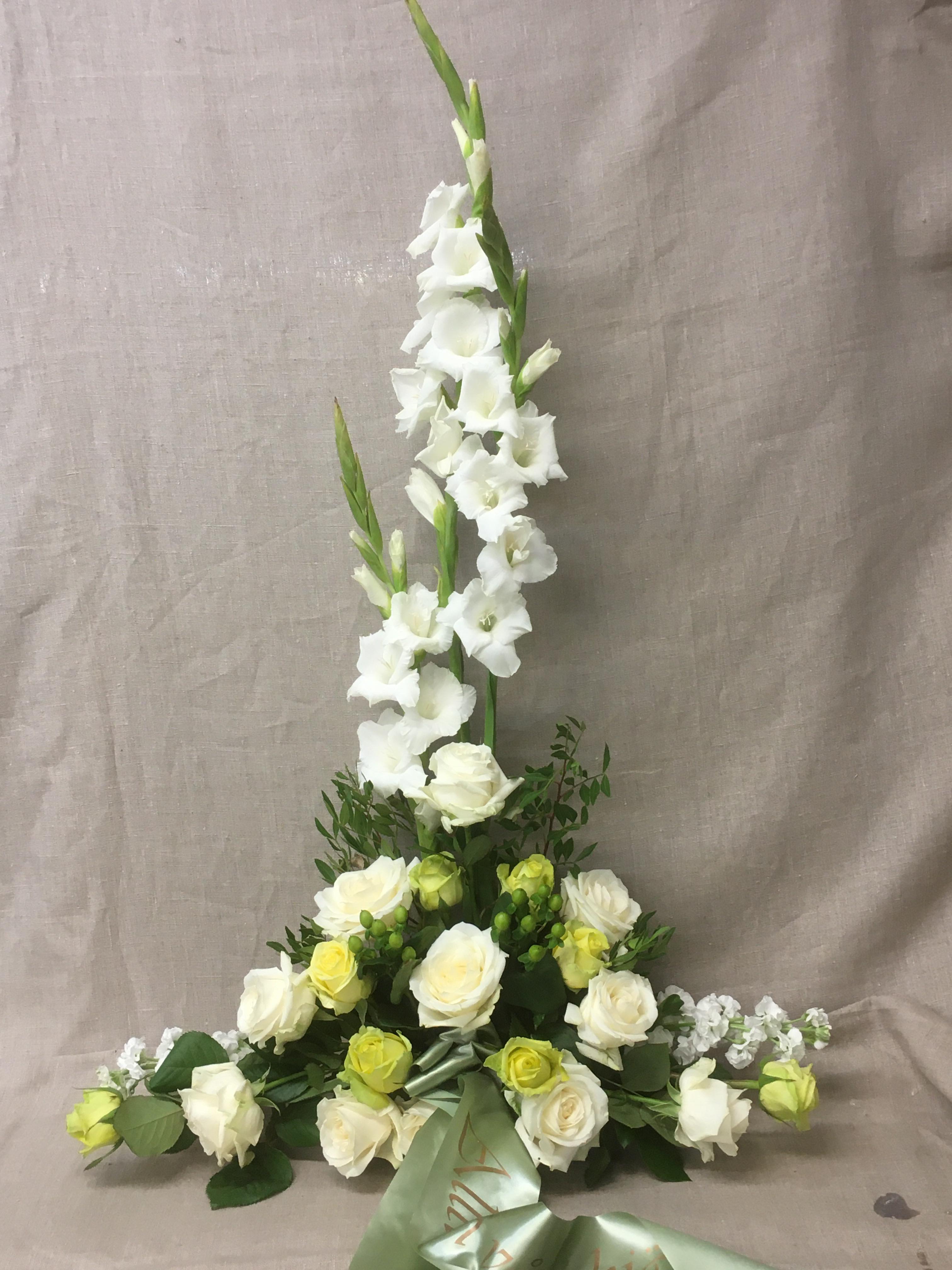 hög begravningsdekoration med Gladiolus nr 505