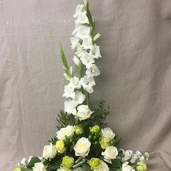 hög begravningsdekoration med Gladiolus nr 505