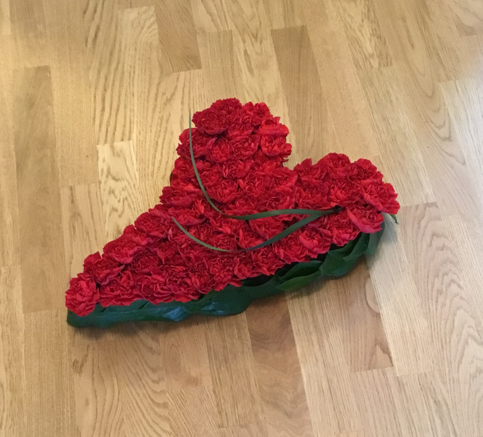 Begravningsblomma - begravningshjärta böjt med nejlikor - nr 216 - 2