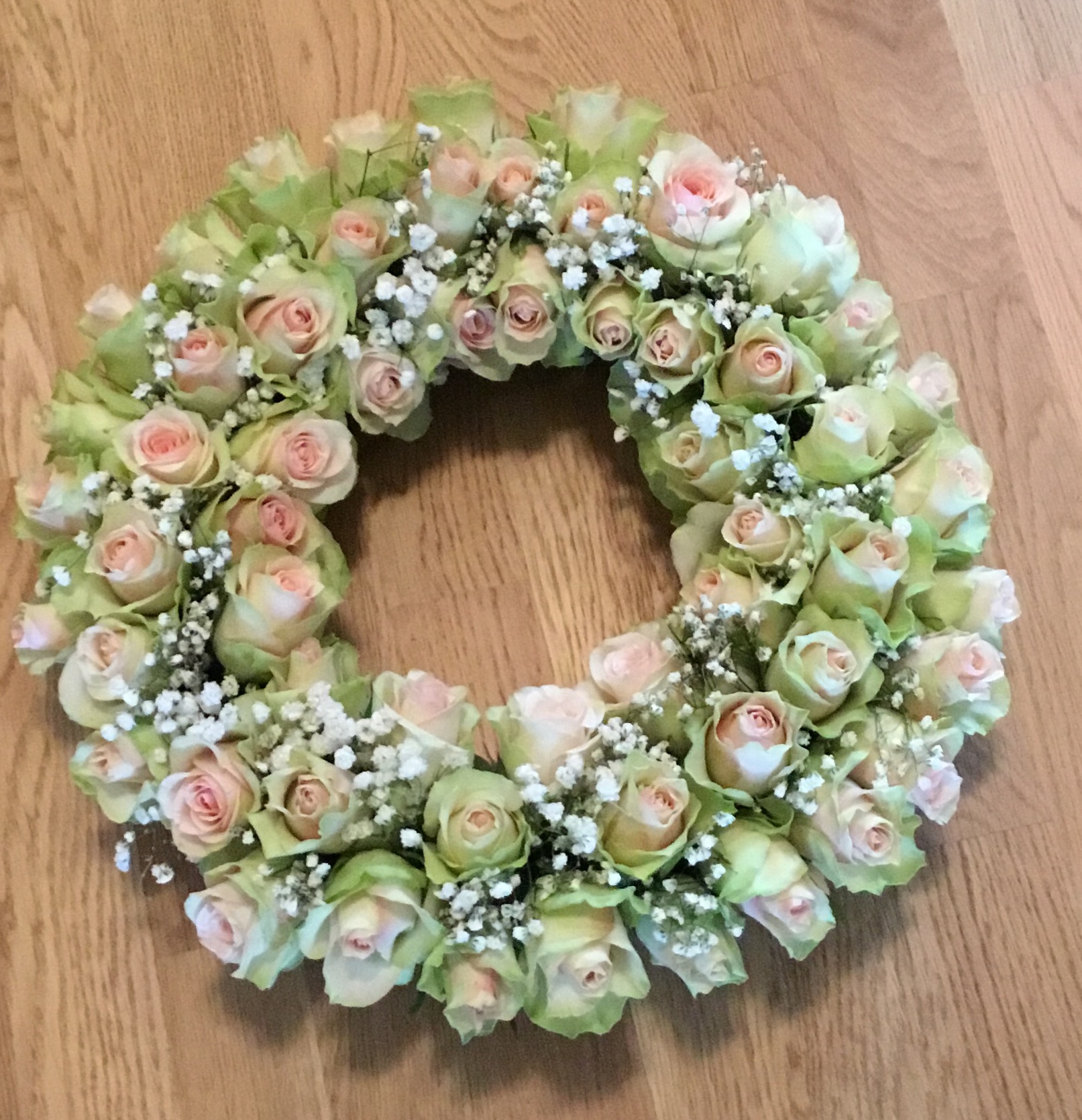 Begravningsblomma krans med laxfärgade rosor - nr 127