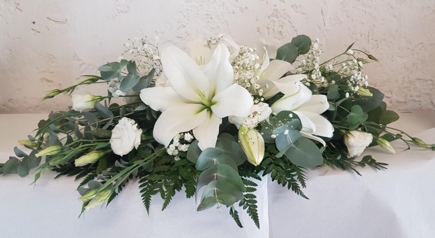 Begravningsblomma klassisk dekoration med vita liljor - nr 413