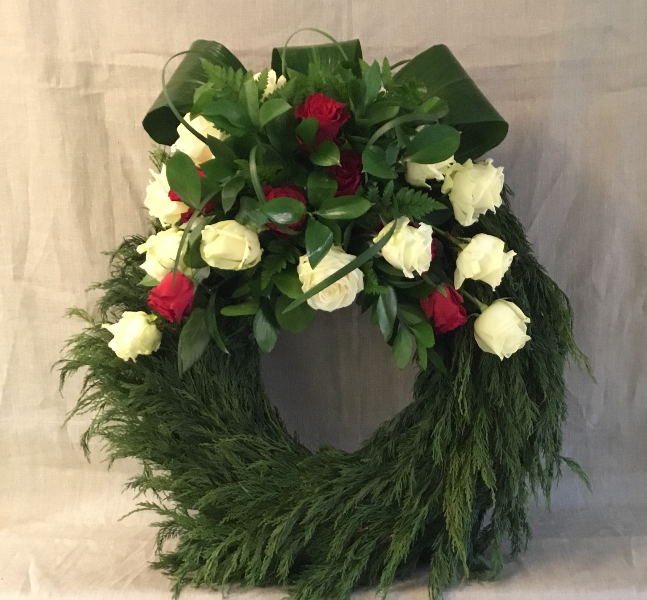 Begravningsblomma begravningskrans med mixade rosor - nr 121