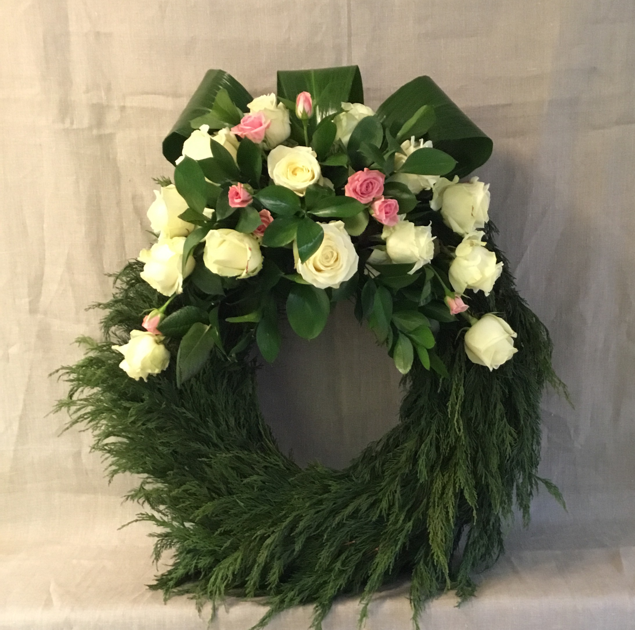Begravningsblomma begravningskrans med mixade rosor - nr 123