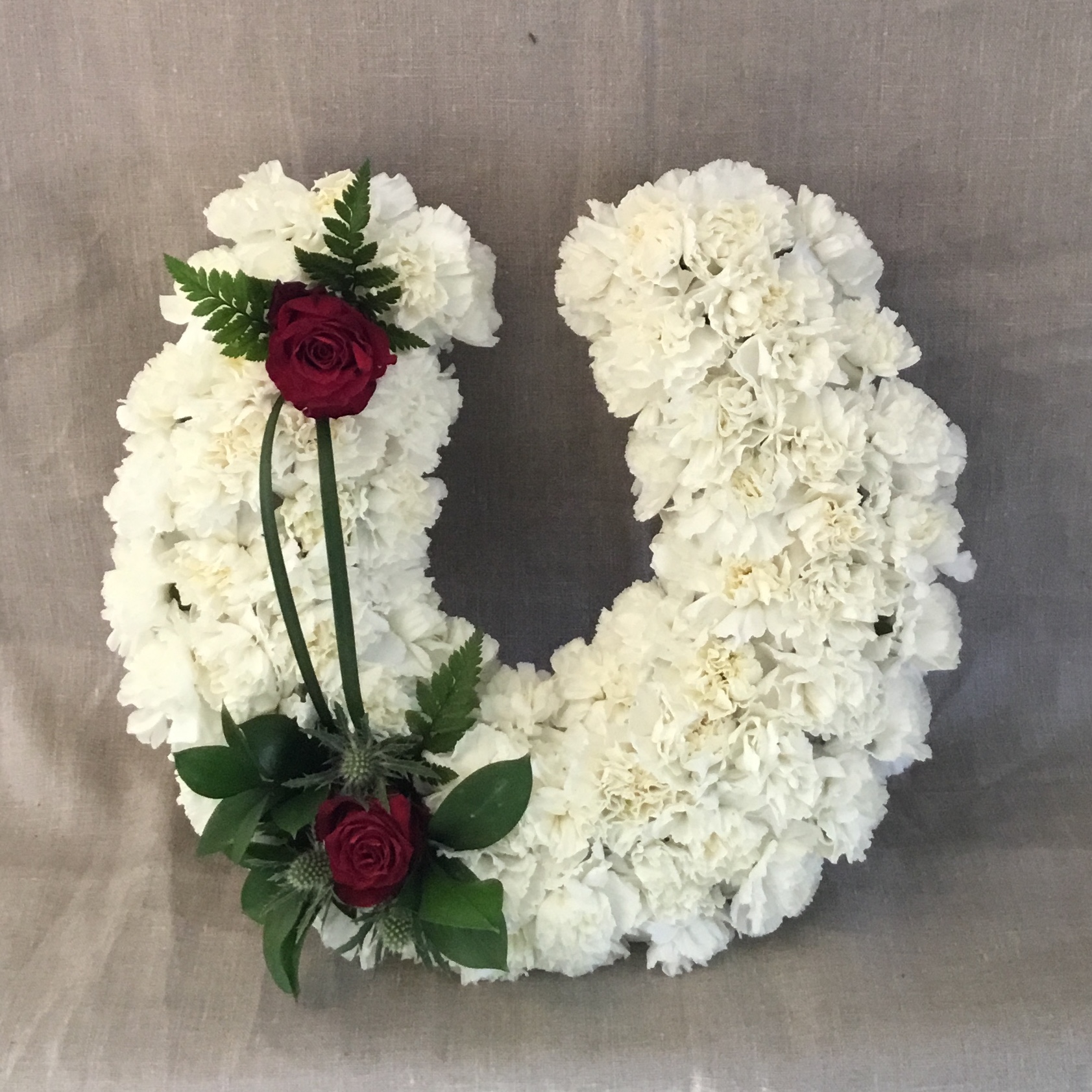 Begravningsblomma - personlig dekoration hästsko - nr 425