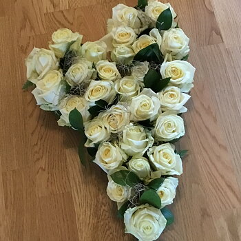 Begravningsblomma - begravningshjärta böjt med vita rosor - nr 213