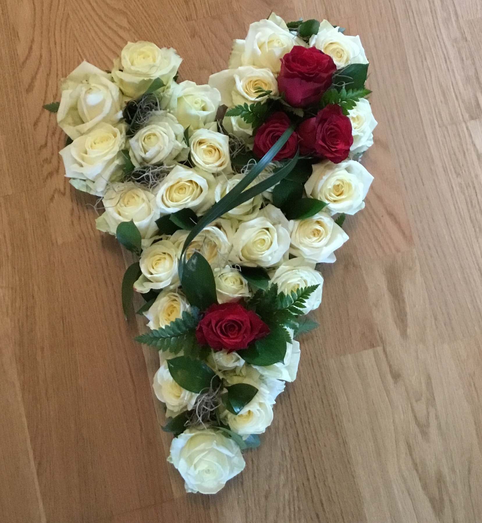 Begravningsblomma - begravningshjärta böjt med mixade rosor - nr 214