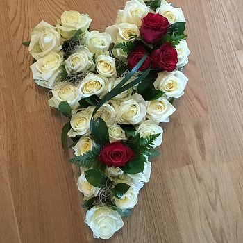 Begravningsblomma - begravningshjärta böjt med mixade rosor - nr 214