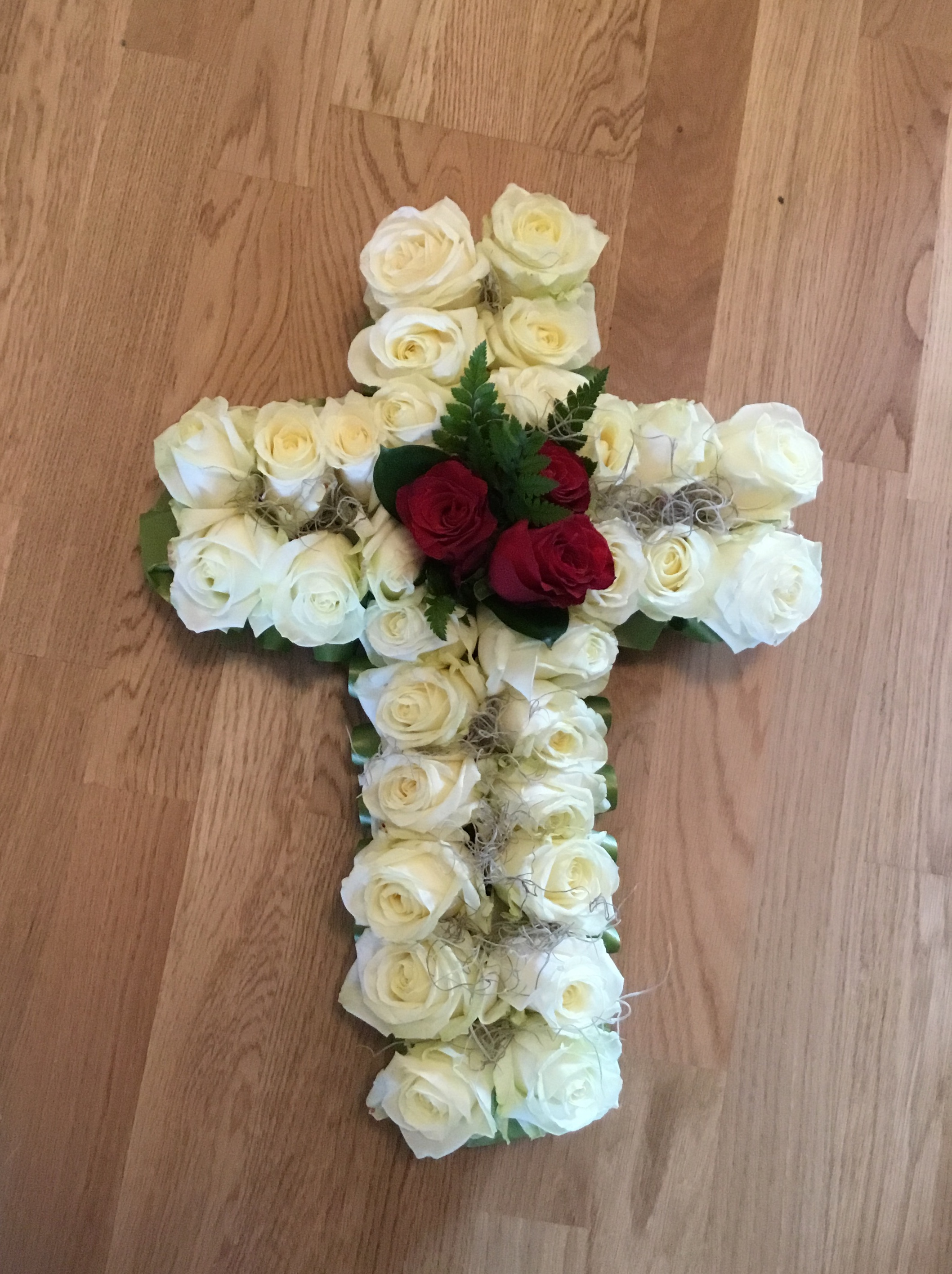 Begravningsblomma kors med vita och röda rosor - nr 713