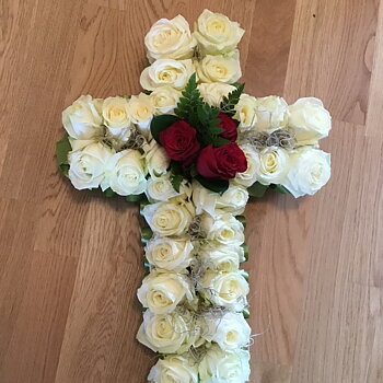 Begravningsblomma kors med vita och röda rosor - nr 713