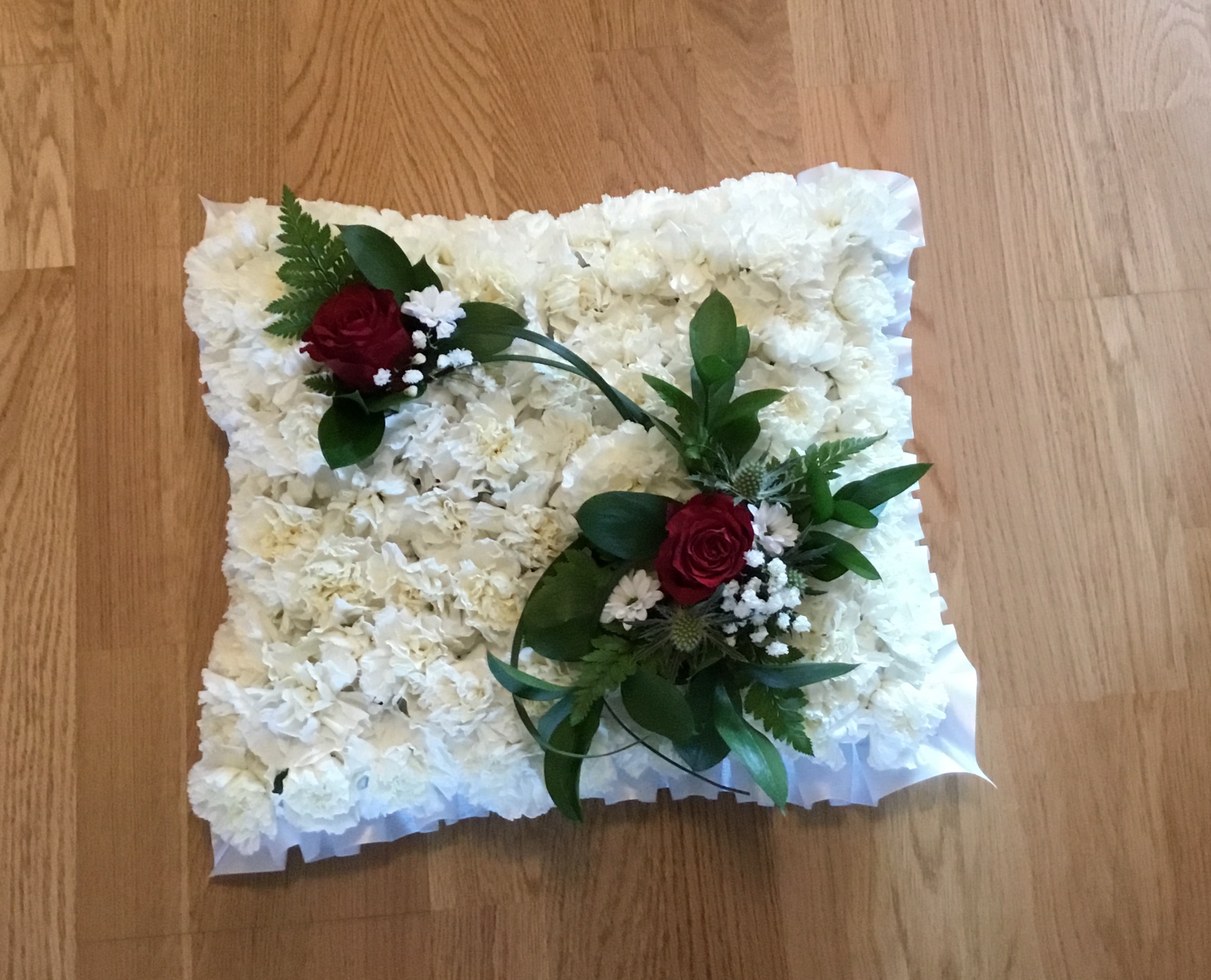 Begravningsblomma kudde i vitt med röd detalj - nr 721