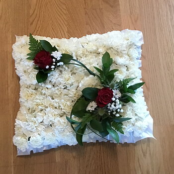Begravningsblomma kudde i vitt med röd detalj - nr 721
