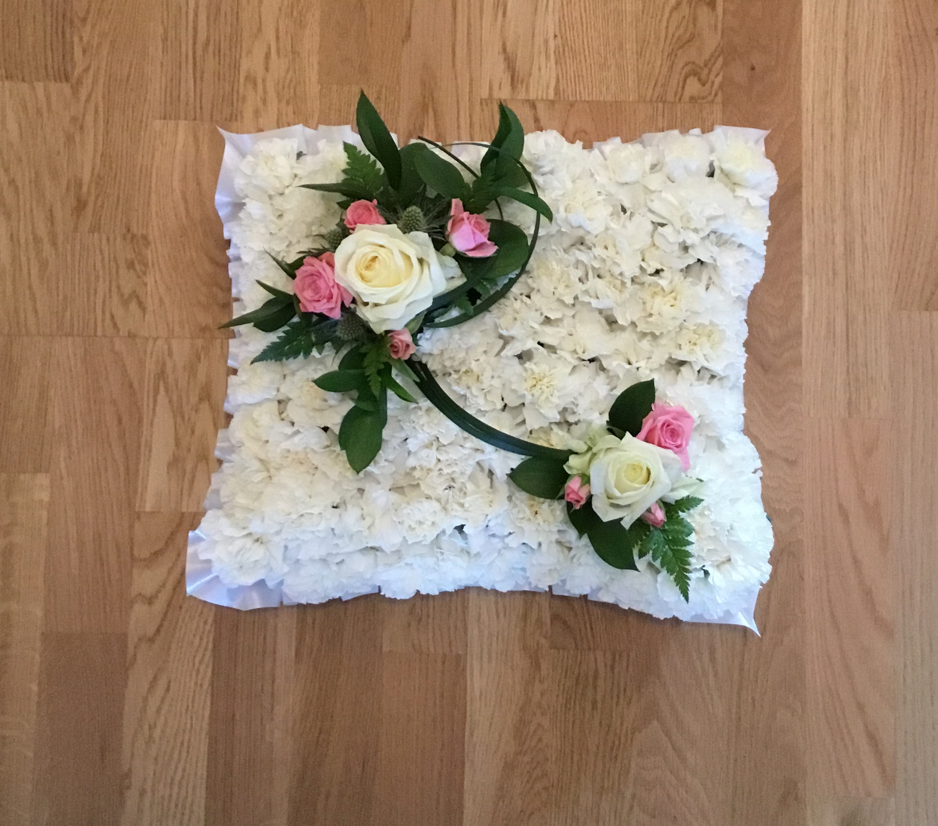 Begravningsblomma kudde i vitt med rosa detalj - nr 720