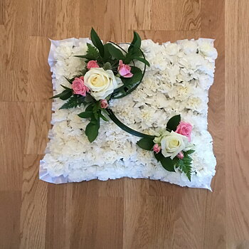 Begravningsblomma kudde i vitt med rosa detalj - nr 720