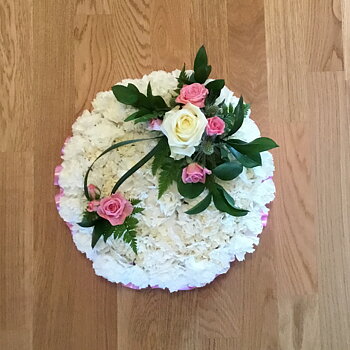 Blomsterdekoration runt arrangemang - nr 723