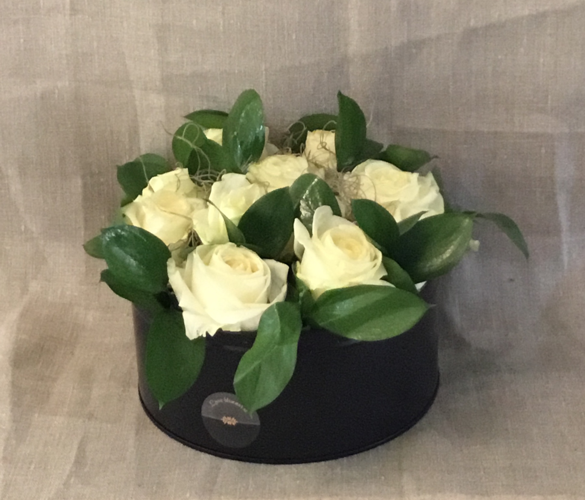 Begravningsblomma hattbox svart med rosor - nr 312