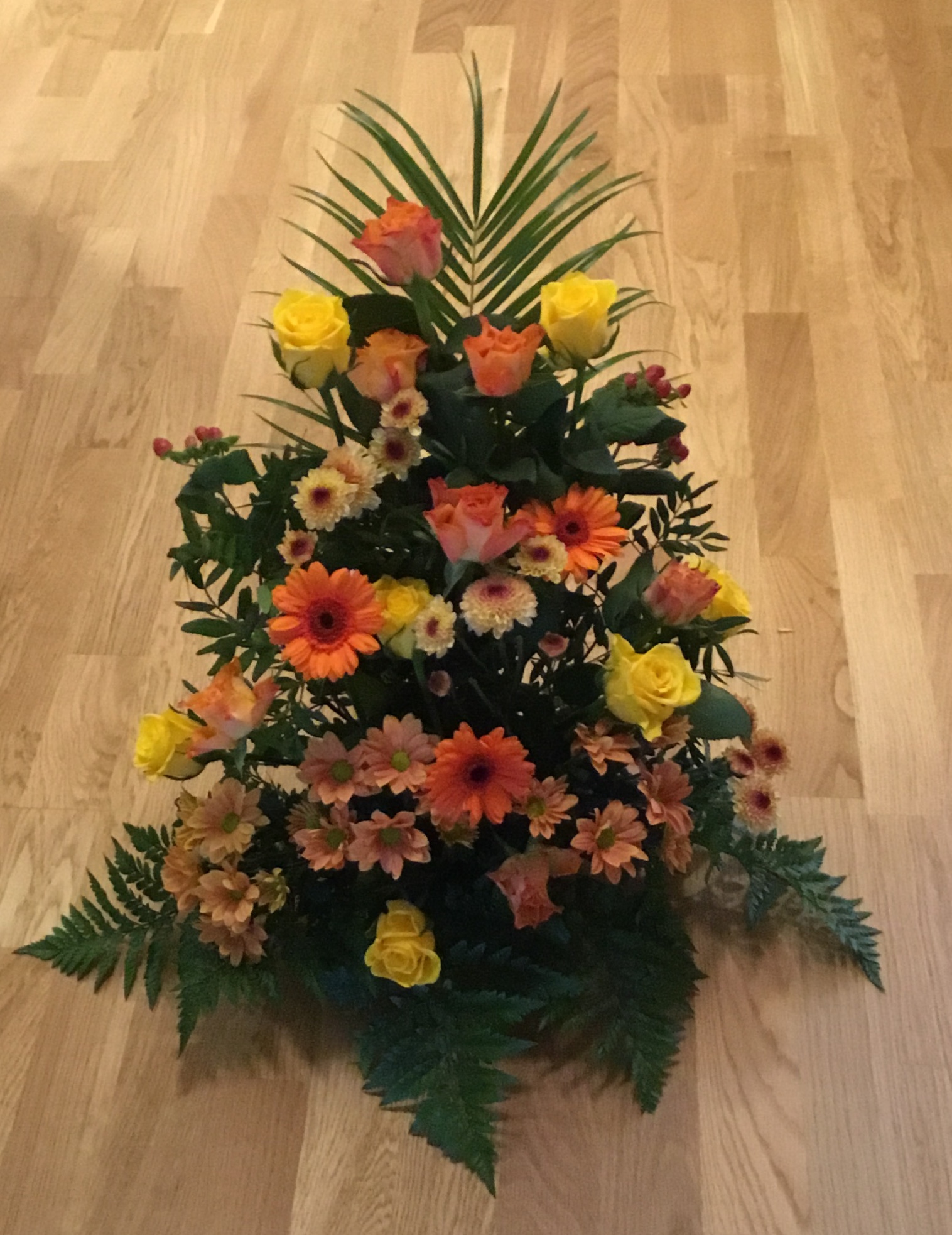 stående dekoration med säsongens blomster - nr 420