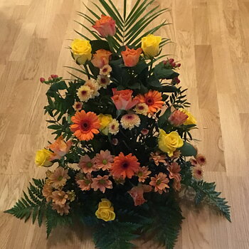 stående dekoration med säsongens blomster - nr 420