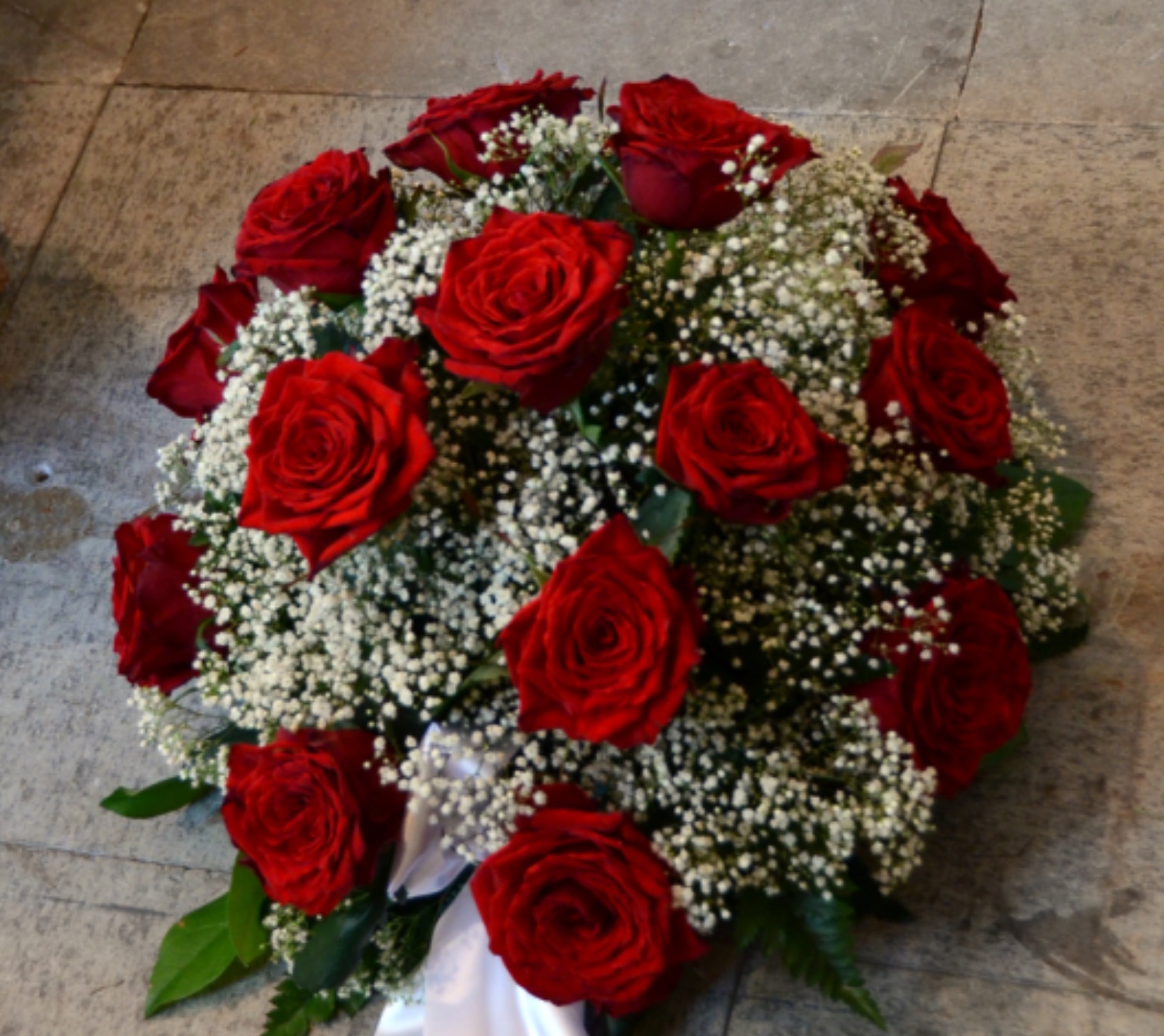 Begravningsblomma rund dekoration med rosor och brudslöja - nr 434 