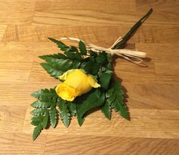 Handbukett begravning med en gul ros - nr 607