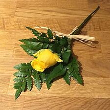Handbukett begravning med en gul ros - nr 607